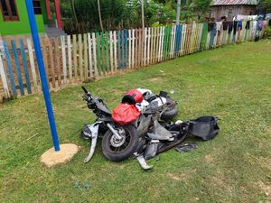 Pemotor Wanita di Muna Tewas Ditabrak Mobil Melawan Arah