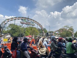 Ragunan Diserbu Warga di H+1 Lebaran, Lalin Menuju Lokasi Macet