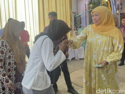 Ribuan Masyarakat Antusias Hadiri Open House di Rumah Gubernur Khofifah
