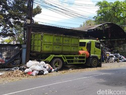 Sampah di Bandung Menumpuk Buntut Pengiriman ke TPA Sarimukti Libur