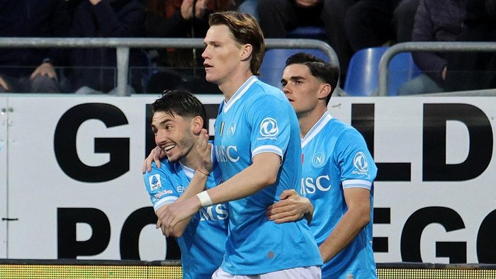 CAGLIARI, ITALY - MARCH 20: Scott Francis Mctominay of Napoli celebrates his goal 0-1 with the team-mates  during the Serie A match between Cagliari Calcio and SSC Napoli at Stadio SantElia on March 20, 2026 in Cagliari, Italy. (Photo by Enrico Locc