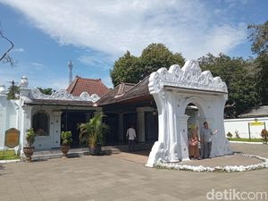 Libur Lebaran, Keraton Kasepuhan Cirebon Diserbu Wisatawan
