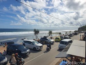 Beda Geliat Wisatawan di Pantai Bantul Vs Pantai Gunungkidul