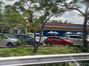 Libur Lebaran H+1, Sejumlah Rest Area Tol Surabaya-Mojokerto Penuh Sesak