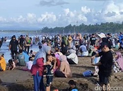 H+1 Lebaran, Wisatawan Tumpah Ruah di Pantai Pangandaran