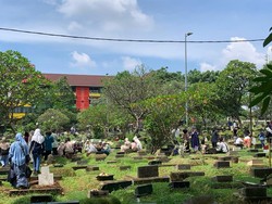 H+1 Lebaran, TPU Karet Bivak Ramai Dikunjungi Peziarah