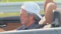Warga Florida Lihat 'Jeffrey Epstein' Setir Mobil, Mirip Banget!