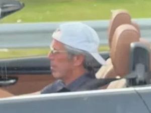 Warga Florida Lihat Jeffrey Epstein Setir Mobil, Mirip Banget!