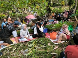 Tradisi Unik Warga Banyuwangi Habiskan Hari Kedua Lebaran di Makam