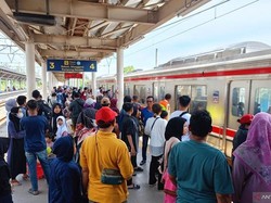KRL Ramai di Libur Lebaran, Ada yang Mau Silaturahmi hingga Jalan-jalan