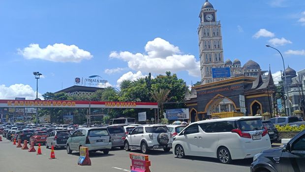 Antrean kendaraan menuju Puncak, Bogor, siang ini (Rizky/detikcom)