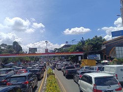 Padat Merayap! Begini Antrean Kendaraan Menuju Puncak Bogor Siang Ini