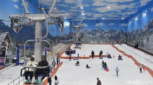 Trans Snow World Surabaya Jadi Favorit Libur Lebaran