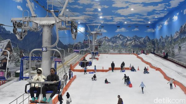 Trans Snow World Surabaya Jadi Favorit Libur Lebaran
