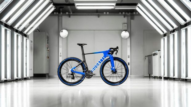 Bugatti dan produsen sepeda Factor membuat sepeda performa yang dinamakan Bugatti Factor One.