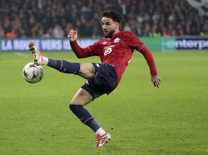 Momen Calvin Verdonk Hantam Eks Striker MU sampai Ribut-ribut di Ligue 1