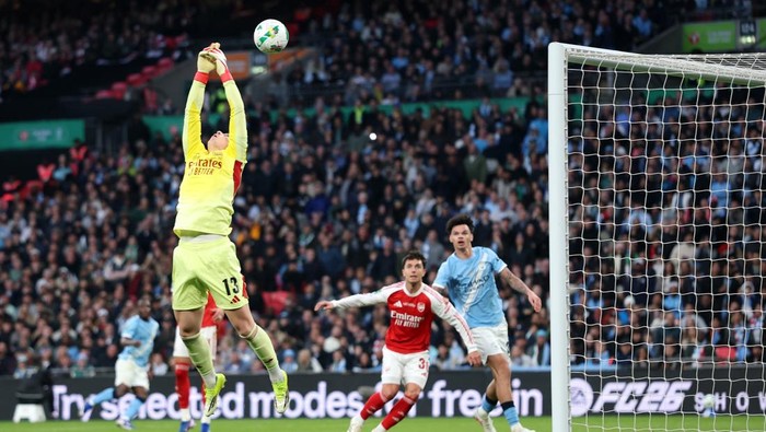 LONDON, ENGLAND - MARCH 22: Kepa Arrizabalaga of Arsenal fails to control the ball before Nico OReilly of Manchester City (not pictured) scores his teams first goal during the Carabao Cup Final match Arsenal and between Manchester City at Wembley S