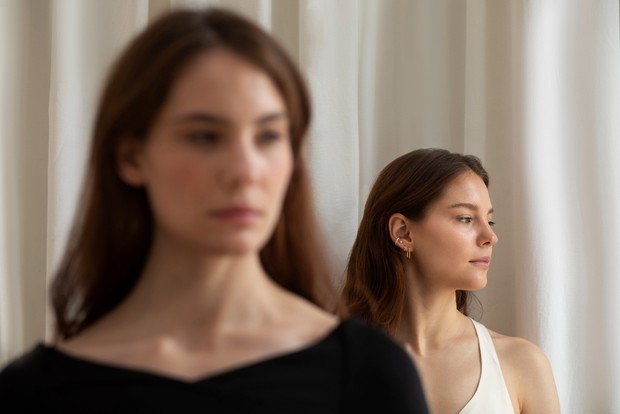 Ciri kepribadian yang cenderung menghindari konfrontasi sering dikaitkan dengan kebiasaan memendam masalah/Foto: Freepik Ciri kepribadian yang cenderung menghindari konfrontasi sering dikaitkan dengan kebiasaan memendam masalah. Banyak orang memilih diam demi menjaga kenyamanan sesaat. Padahal, komunikasi terbuka melalui konfrontasi yang sehat dapat membantu menyelesaikan konflik.