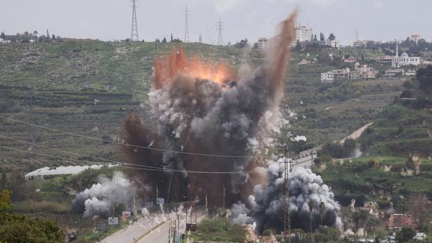 Smoke rises after an Israeli strike on a bridge, following an escalation between Hezbollah and Israel, amid the U.S.-Israeli conflict with Iran, near Qasmiyeh, Lebanon, March 22, 2026. REUTERS/Amr Abdallah Dalsh     TPX IMAGES OF THE DAY