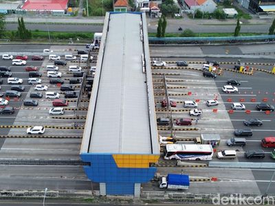 Gerbang Tol Kejapanan Mulai Dipadati Kendaraan