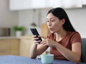 Riset: Perempuan yang Menggunakan HP dan Internet Bisa Lebih Kuat Secara Ekonomi