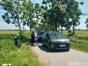 Hindari Kemacetan Pemudik Lewati Jalan Kampung di Jombang