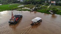 Lonjakan Penyeberangan di Sungai Brantas saat Lebaran