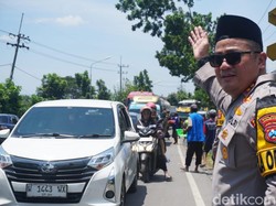 Kapolres Jombang Terjun Langsung Urai Kepadatan di Bandar Kendungmulyo