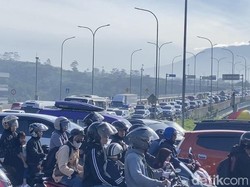 GT Parungkuda Tol Bocimi Macet Nyaris Tak Bergerak, Merambat ke Jalur Arteri