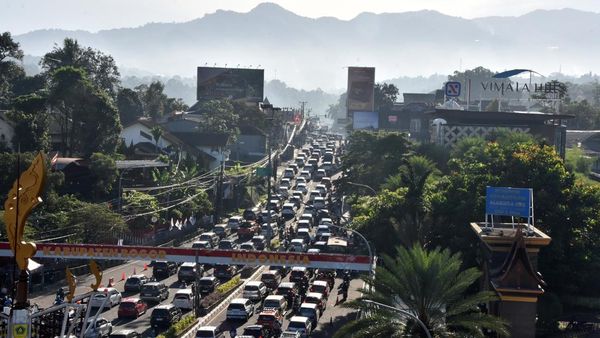 Ribuan Kendaraan Padati Jalur Puncak, Sistem Satu Arah Diberlakukan
