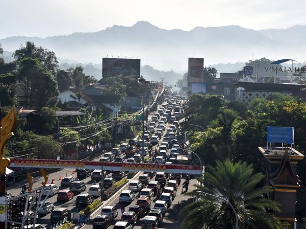 Ribuan Kendaraan Padati Jalur Puncak, Sistem Satu Arah Diberlakukan