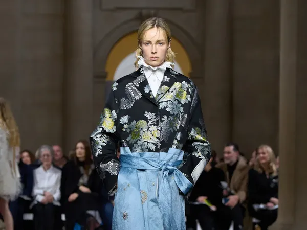 Foto: Erdem Fall 2026, Saat Muse Ikonis Berbicara Lewat Busana