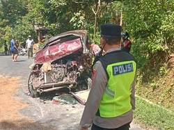 Kijang Rombongan Wisata Hantam Panther di Banyumas, 2 Orang Tewas