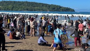 Lautan Manusia di Pangandaran Saat H+2 Lebaran