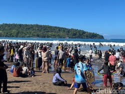 Pangandaran Diserbu Wisatawan, Jalur Tikus Diperketat-Gerbang Masuk Ditambah