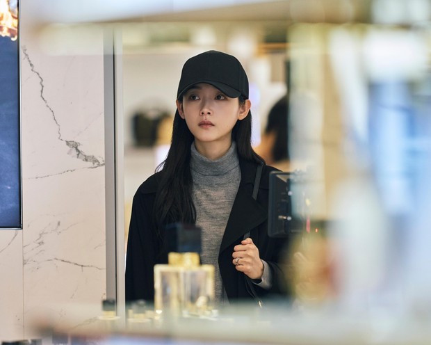 Lee Yoo Mi/ Foto: Netflix Lee Yoo Mi didapuk sebagai petugas polisi bernama Jang Gyu Eun yang fokus pada pendampingan korban di Kantor Polisi Selatan.