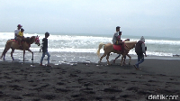 Libur Lebaran Bikin Ojek Kuda Pantai Watu Pecak Cuan Jutaan per Hari