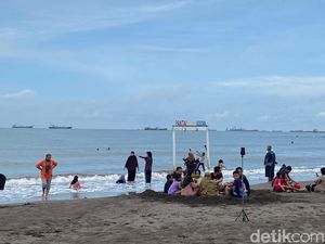 Libur Lebaran, Warga Maros Nikmati Piknik di Pantai Indah Bosowa Makassar