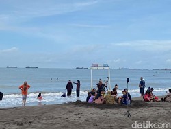 Libur Lebaran, Warga Maros Nikmati Piknik di Pantai Indah Bosowa Makassar