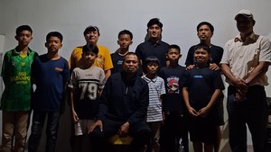 Libur Lebaran, Pemain PSM Mufli Hidayat Berbagi Ilmu di Kampung Halaman