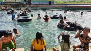 Keseruan Berenang di Pemandian Sumber Penang Pamekasan