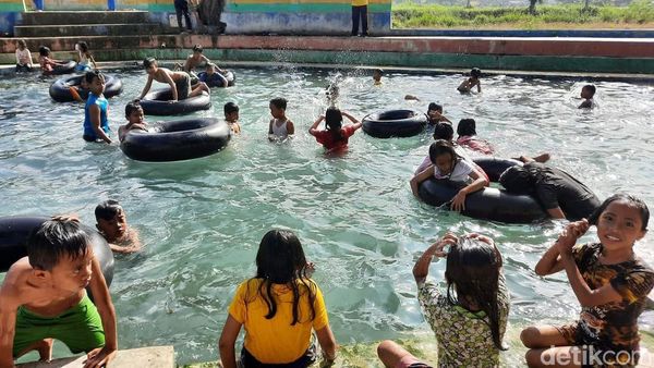 Keseruan Berenang di Pemandian Sumber Penang Pamekasan