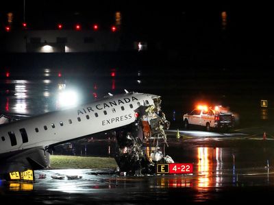 Penampakan Pesawat Air Canada Ringsek Usai Tabrakan dengan Truk Pemadam