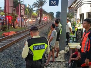 Terobos Palang Perlintasan, Pemotor Tewas Tertabrak KA di Surabaya