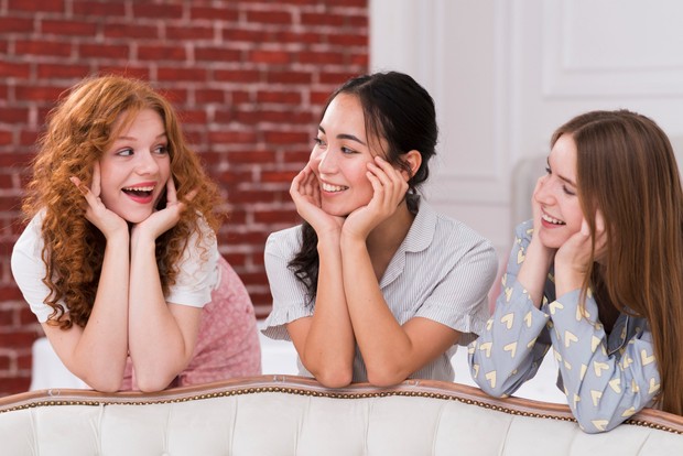 People pleaser umumnya mengalami hambatan dalam menetapkan batasan yang jelas dalam hubungan sosial/Foto: Freepik People pleaser umumnya mengalami hambatan dalam menetapkan batasan yang jelas dalam hubungan sosial. Keputusan untuk menerima permintaan sering didorong oleh kebutuhan menjaga perasaan orang lain. Kondisi ini membuat individu cenderung mengabaikan kapasitas dan kebutuhan dirinya sendiri.