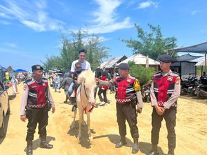 Pantai Jumiang Pamekasan Diserbu Wisatawan, Polisi Intensifkan Patroli