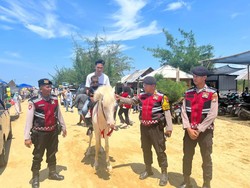 Pantai Jumiang Pamekasan Diserbu Wisatawan, Polisi Intensifkan Patroli