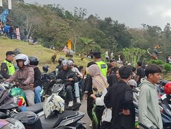 Wisata Gunung Dempo Dipadati Pengunjung, Polisi Atur Lalu Lintas