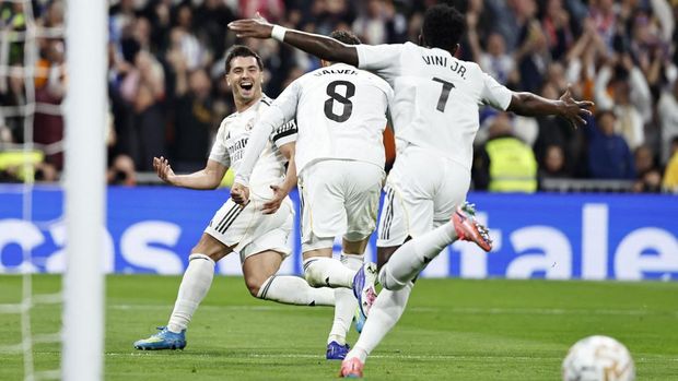 Soccer Football - LaLiga - Real Madrid v Atletico Madrid - Santiago Bernabeu, Madrid, Spain - March 22, 2026 Real Madrid's Federico Valverde celebrates scoring their second goal with Brahim Diaz and Vinicius Junior REUTERS/Jon Nazca