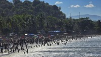 Lautan Manusia Menyerbu Pantai Karang Hawu